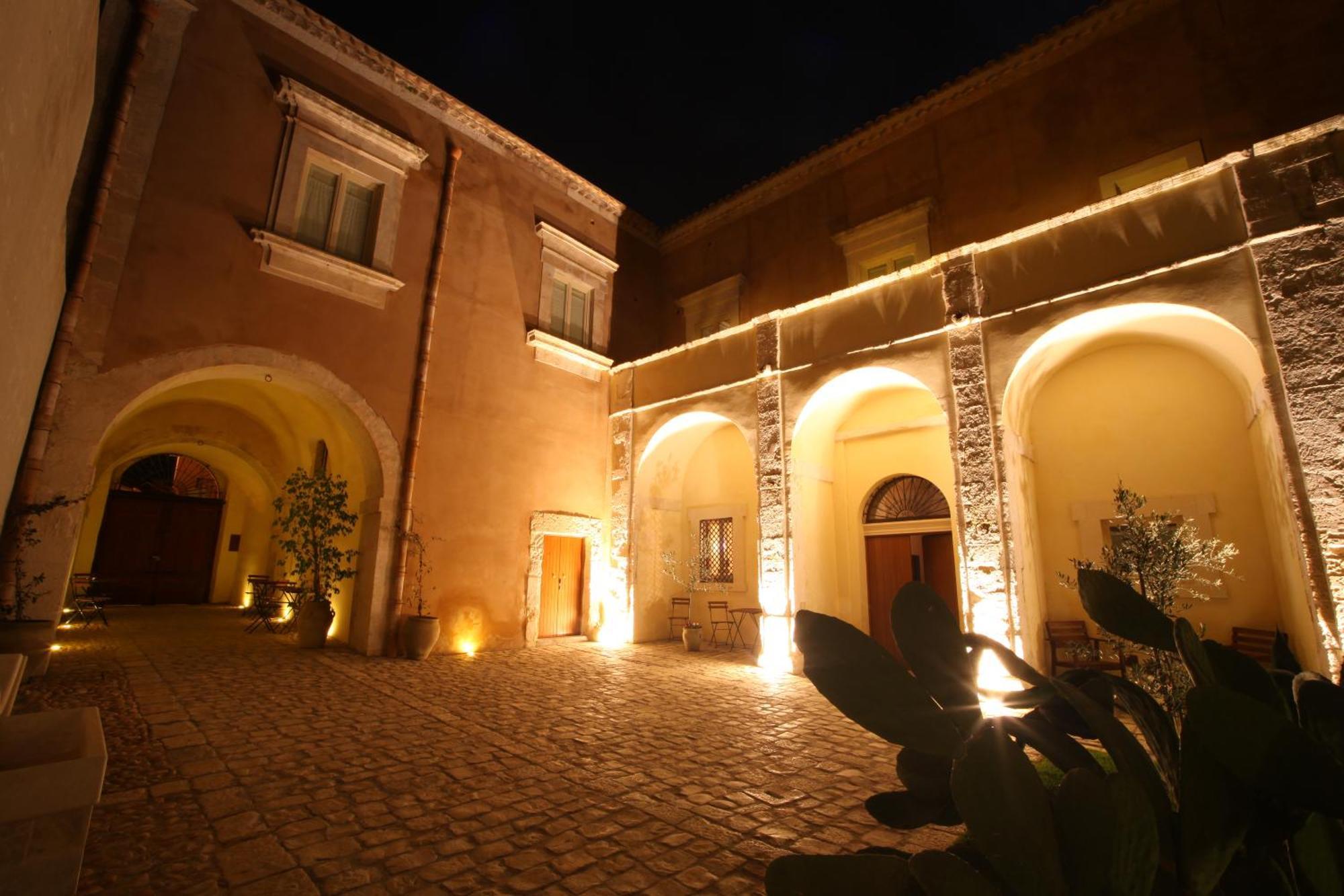 Апарт отель Palazzo Gambuzza Испика Экстерьер фото